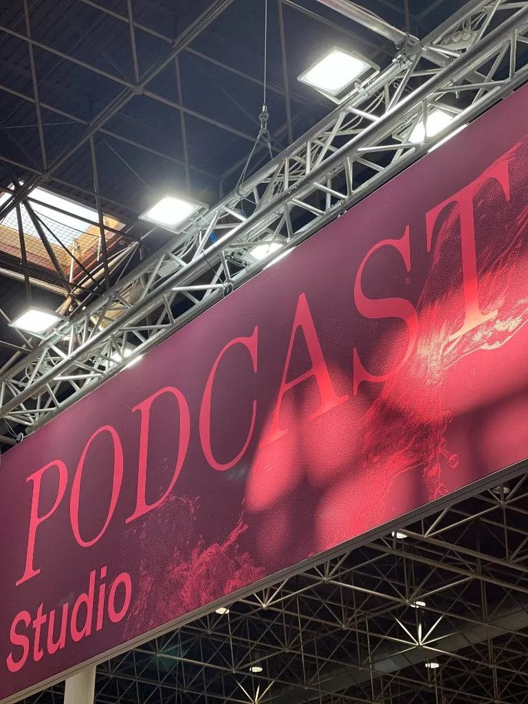 Podcast-Studio Banner auf der Messe